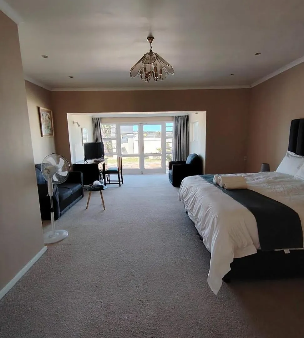 La Maison On 37 Admiralty , Summerstrand Port Elizabeth 0*,  Zuid-Afrika
